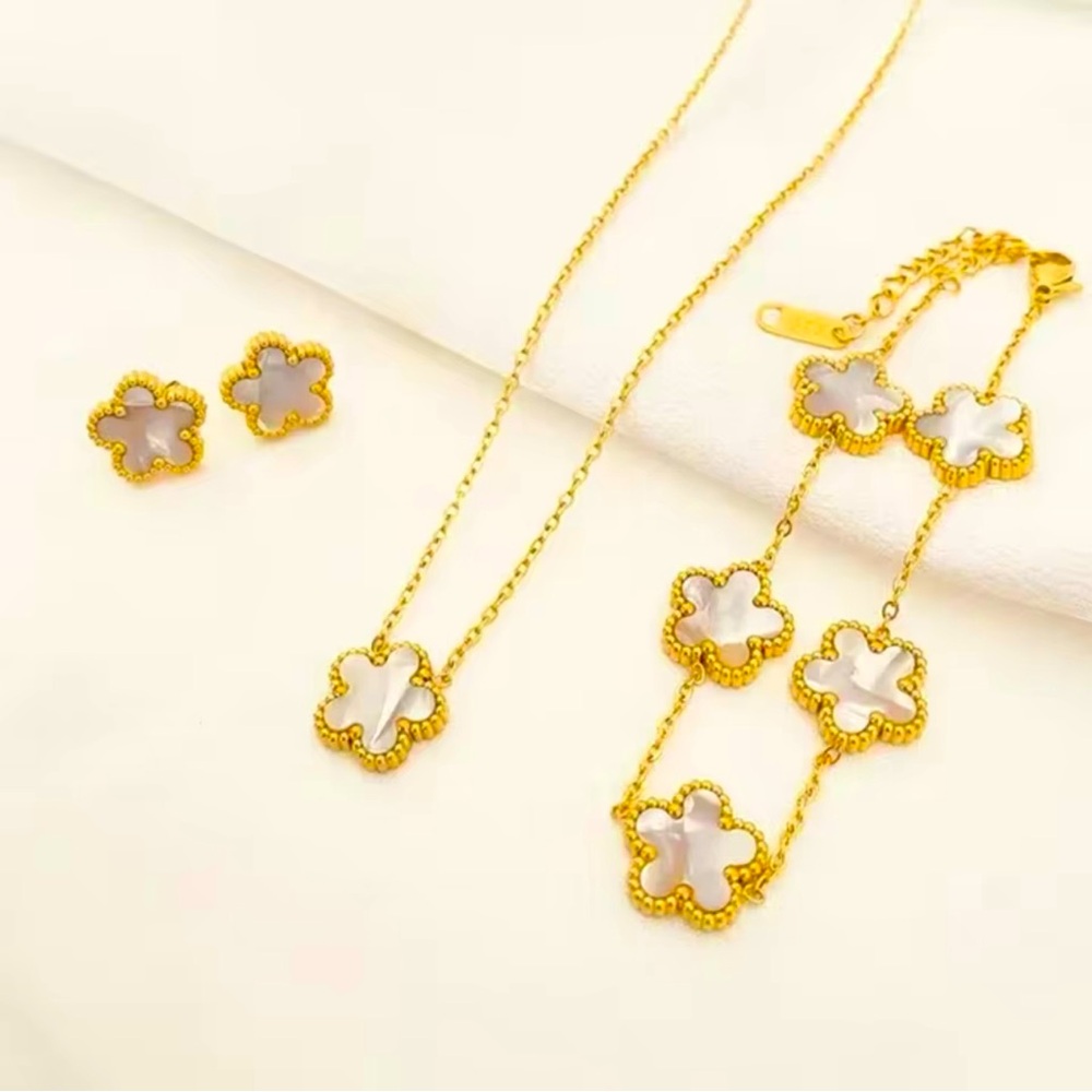 Elegant Gold and White Flower Jewelry Set